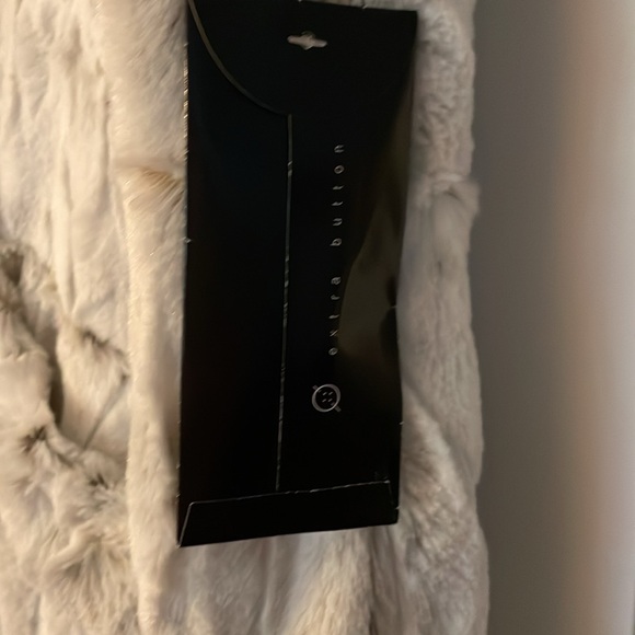 Beautiful faux fur luxurious vest by Guillaume - Picture 3 of 7